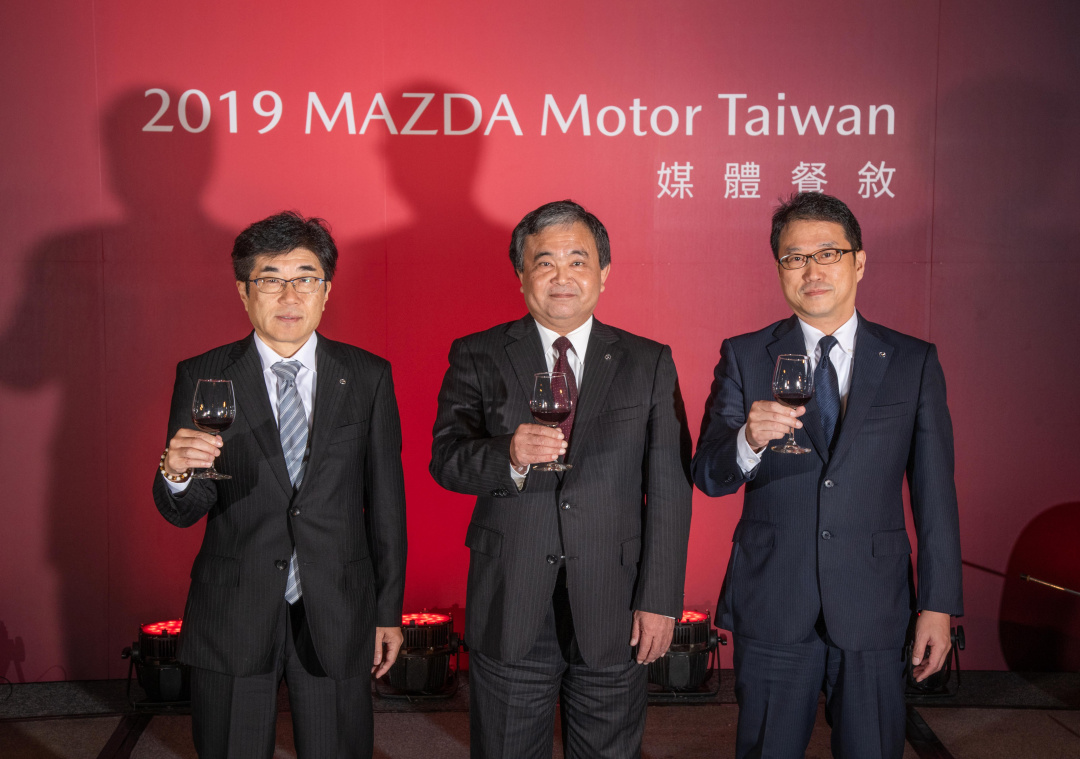 SMALL_圖說一 ：2019年台灣馬自達媒體餐敘。由左至右依序為台灣馬自達總經理濱本俊輔、董事長渡部宣彥、新任總經理三浦忠。